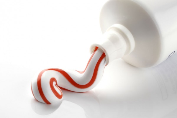 Tube de dentifrice conventionnel vs Dentifrice solide